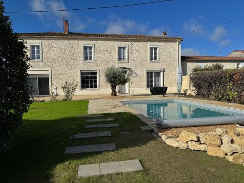 Úszómedence, L'escapade Vendéenne - Grand jardin 4 chambres (L'escapade Vendeenne - Grand jardin 4 chambres) in Le Gue De Velluire