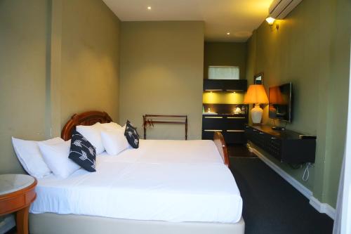 1 king bed, 1 twin bed