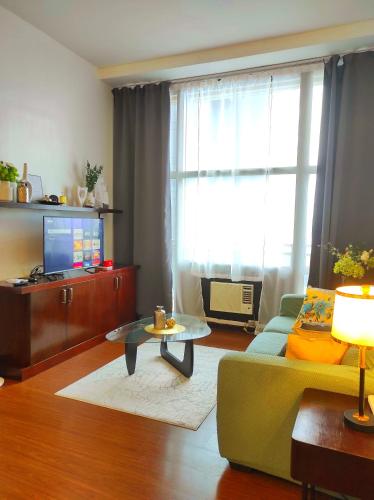Penthouse 2 Bedroom with 4 Balconies in Makati PH - View of Skyline Manila Bay Sunset - Direct Access to the Mall - image 5