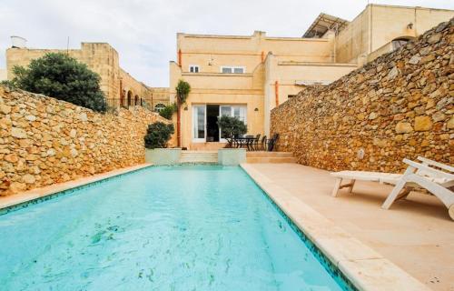 GĦARB - 4 Double Bedroom Farmhouse with Pool – khách sạn tại Gharb