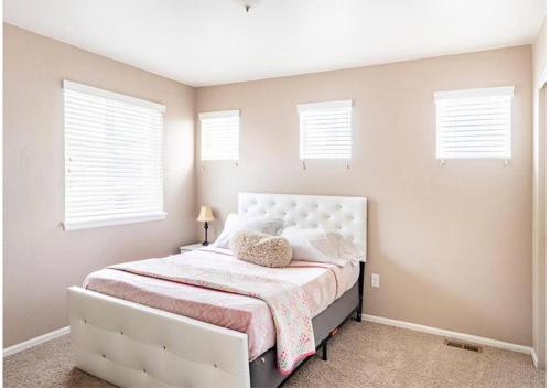Cozy hideaway in Spruce: 4BR Retreat close to DIA in Brighton, USA