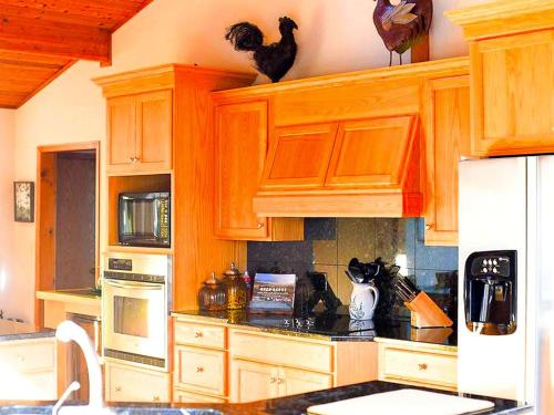 Stunning Cabin Rental with a Hot Tub Overlooking Fishing Creek near Sproul State Forest, Pennsylvani in Clintondale (PA)