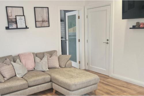 2 Bed cottage-Sleeps 4-Private Garden-Parking in 歐文斯敦