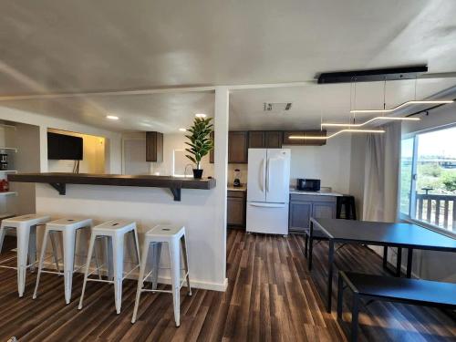 Modern Cabin with Arcade, Foosball Table and Fire Pit in Meadview, Arizona in 米德維尤