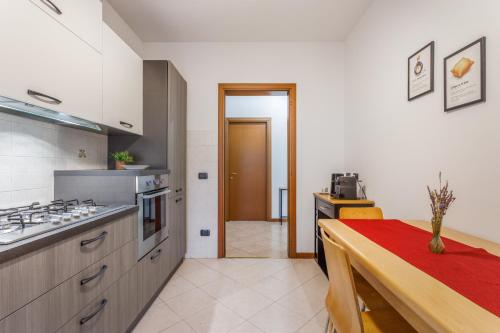 kuhinja, Parking & Free WiFi - Functional apartment in Emilia Ovest
