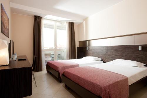 2 twin beds
