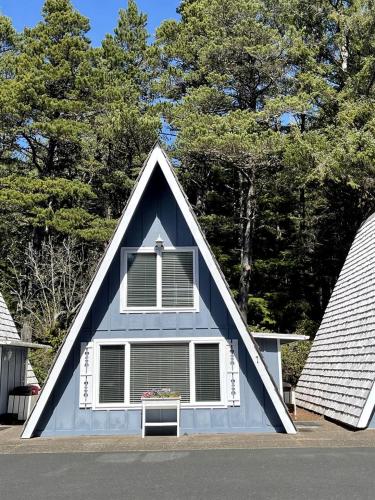 Gorgeous A-Frame by the Beach in Otter Rock, Oregon in Otter Rock (OR)