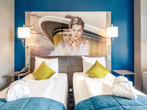 2 twin beds, 1 sofa bed