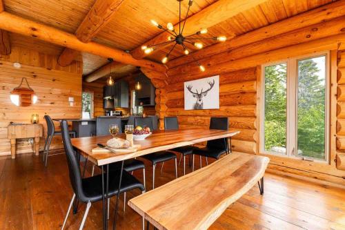Chalet Bois Rond 10, Hot Tub, Terrace & Views in Petite-Riviere-Saint-Francois (QC)