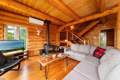 Chalet Bois Rond 10, Hot Tub, Terrace & Views in Petite-Riviere-Saint-Francois (QC)