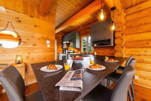 Chalet Bois Rond 10, Hot Tub, Terrace & Views in Petite-Riviere-Saint-Francois (QC)