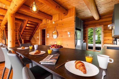 Chalet Bois Rond 10, Hot Tub, Terrace & Views in Petite-Riviere-Saint-Francois (QC)