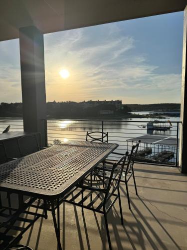 Varanda/terraço, Lakefront Retreat with Heated Swim Spa, Lakefront in Lago Vista (TX)