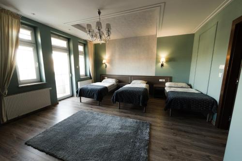 3 twin beds