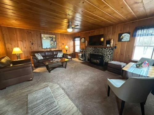 Hidden Cabin Getaway - image 14