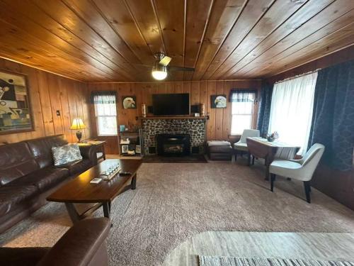 Hidden Cabin Getaway - image 13