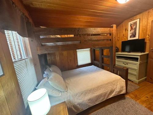 Hidden Cabin Getaway - image 8