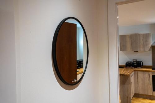 Spacious 2BR Apt - City Centre - Balcony - Parking - image 2