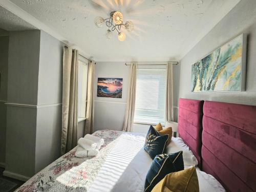 Craigietinny Road Apartment- 3 beds - Tap to explore photos