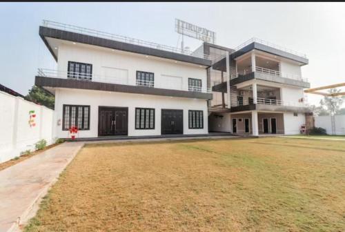 Hotel Tirupati Lawn in Banthra Sikander Pur