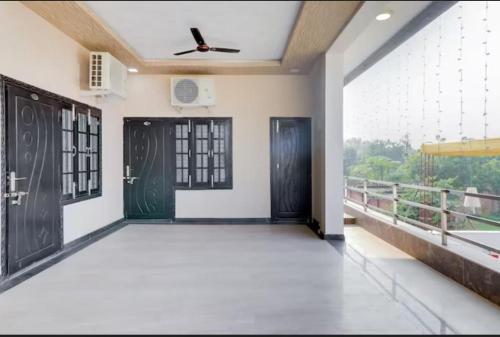 Hotel Tirupati Lawn in Banthra Sikander Pur