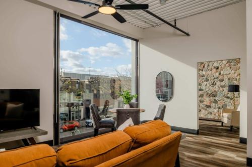 Modern City View 1BR Apartment with Office - free parking in Appleton Downtown