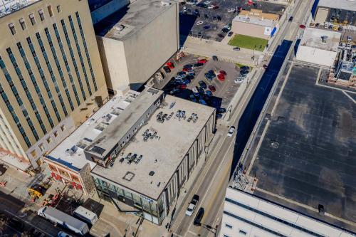 Modern City View 1BR Apartment with Office - free parking in Appleton Downtown