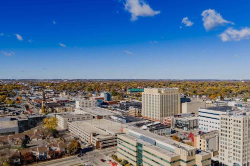 Modern City View 1BR Apartment with Office - free parking in Appleton Downtown