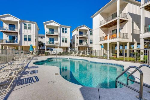 Gulf Shores Home with Shared Pool, 2 Blocks to Beach near Sea-N-Suds Restaurant