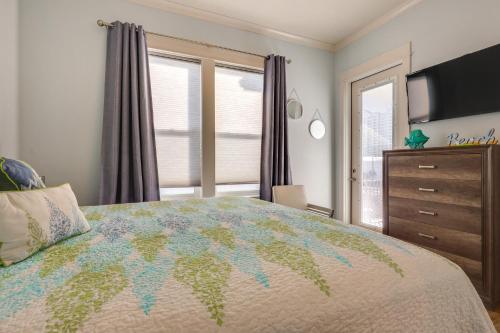 Gulf Shores Home with Shared Pool, 2 Blocks to Beach near Sea-N-Suds Restaurant