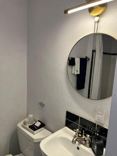 Boots Court Motel - image 2