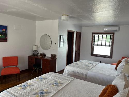 Boots Court Motel - image 4