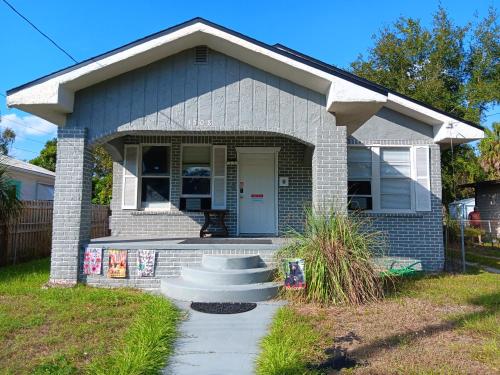 Exterior view, Hostel Tampa, 15 minutes to airport, near Ybor City, downtown, self check-in in Temple Terrace