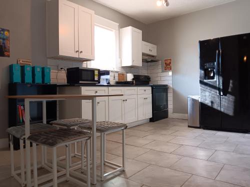 Kitchen, Hostel Tampa, 15 minutes to airport, near Ybor City, downtown, self check-in in Temple Terrace
