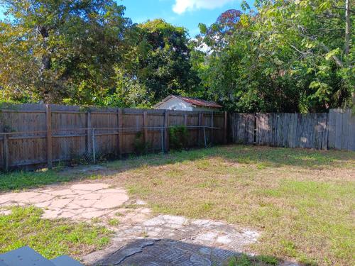 Hostel Tampa, 15 minutes to airport, near Ybor City, downtown, self check-in in Temple Terrace