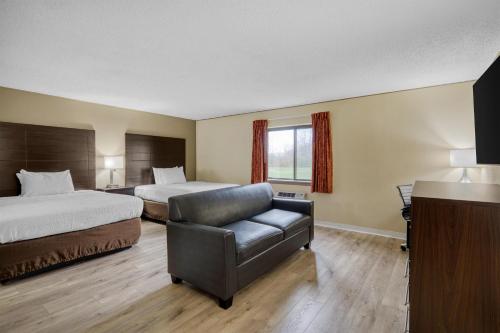 2 queen beds, 1 sofa bed