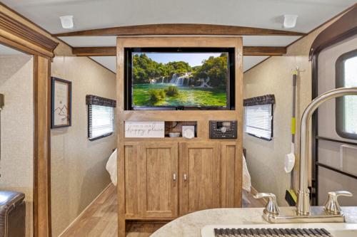 Chestnut Camper - image 7