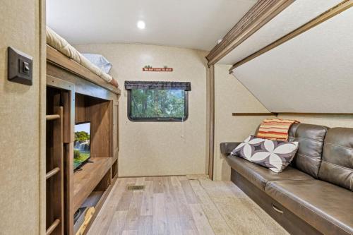 Chestnut Camper - image 14