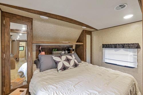 Chestnut Camper - image 9