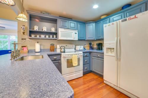 Downtown Charlevoix Duplex half Mi to Lake Michigan in Charlevoix, USA