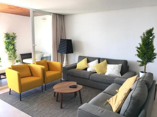 Fantastic 4 bedroom apartment with ocean views!