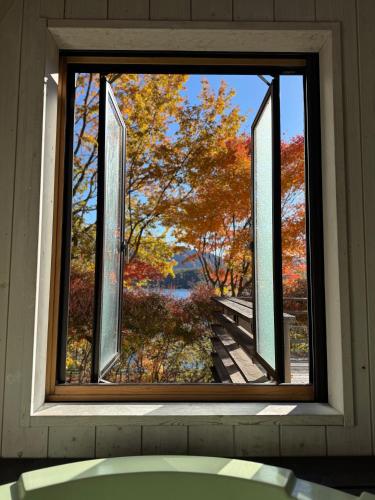 Cabin F Lake Saiko 1 min Mt Fuji Lakeview Villa Sleeps 10 BBQ Jacuzzi