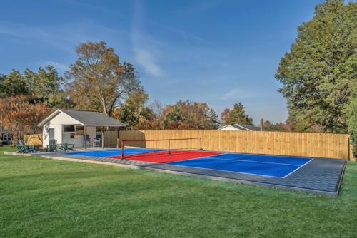 Backyard Resort Pool Pickleball 5BR - Mauldin