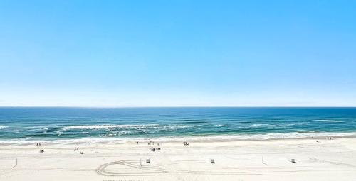 Beachfront Bliss! 1800 sq ft Spacious 3BR Sleeps 12 - Oceans 9D, Gulf Shores