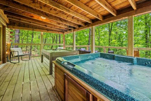 Hot tub, Whispering Pines- Hot Tub- Pool Table- Pet Friendly- EV Charger in Pigeon Forge (TN)
