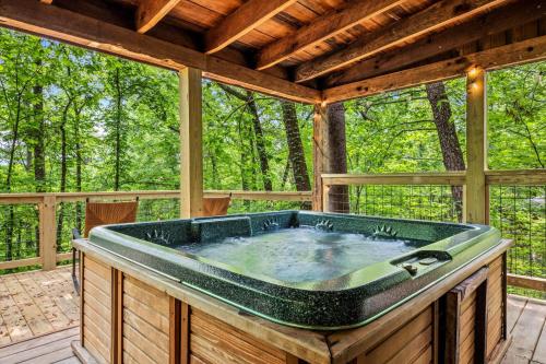 Hot tub, Whispering Pines- Hot Tub- Pool Table- Pet Friendly- EV Charger in Pigeon Forge (TN)