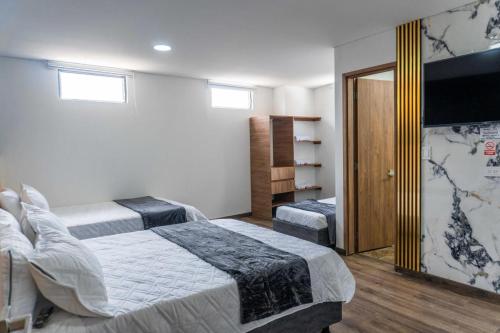 1 queen bed, 1 double bed, 1 twin bed
