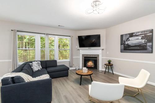5-Bed Gem Close to Duluth Fun Sleeps 16 in Duluth, USA