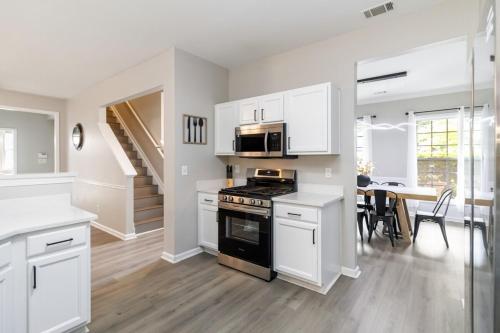 5-Bed Gem Close to Duluth Fun Sleeps 16 in Duluth, USA