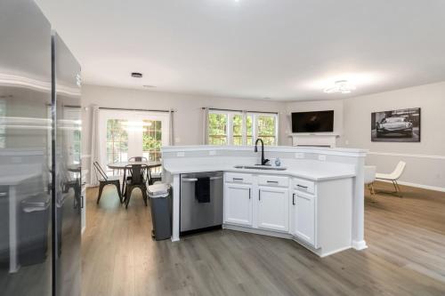 5-Bed Gem Close to Duluth Fun Sleeps 16 in Duluth, USA